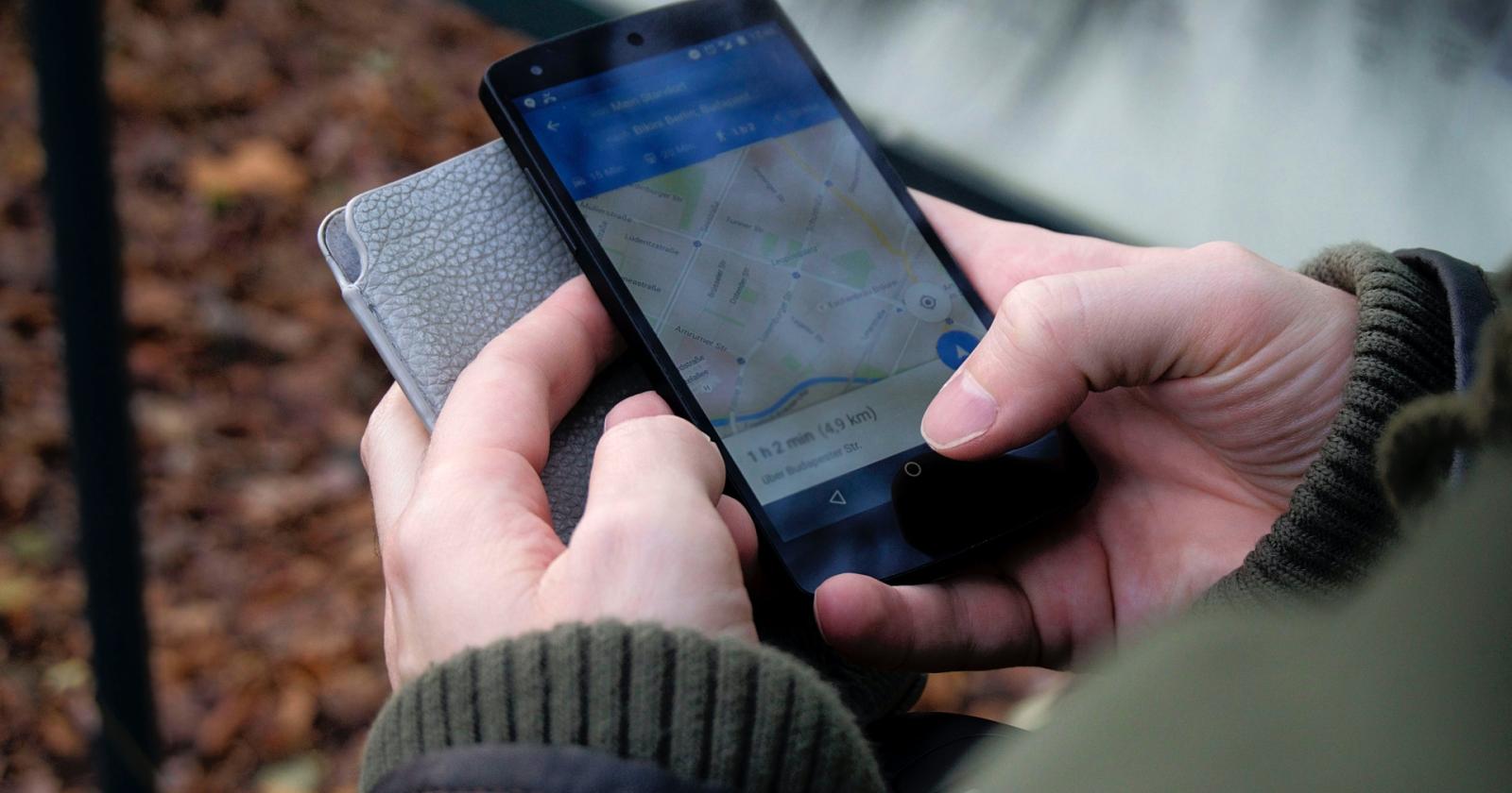 Rapinata del cellulare sul bus, li trova col Gps