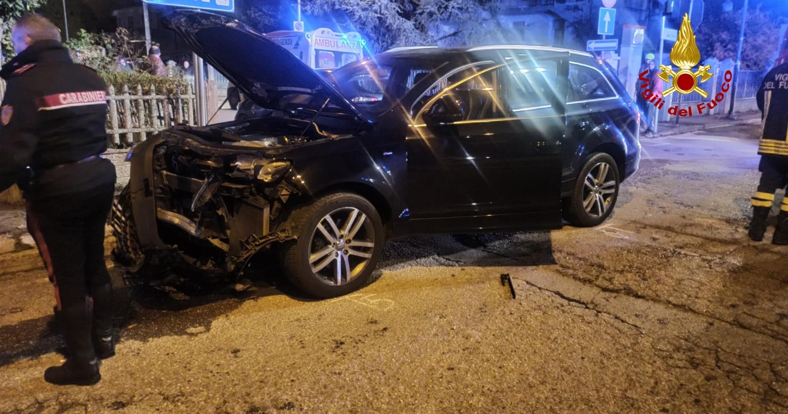 Scontro tra due auto, donna incastrata tra le lamiere