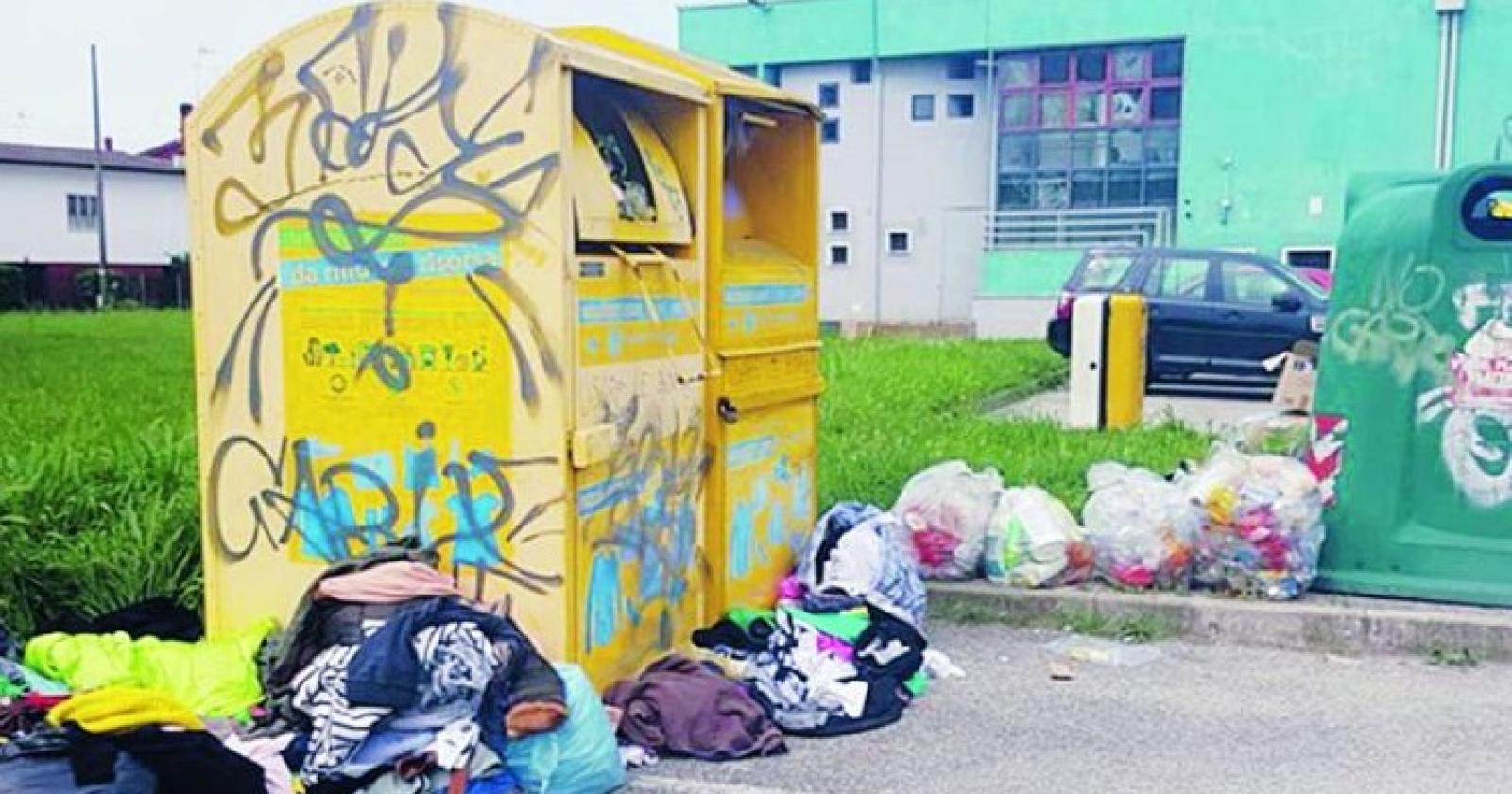 Cassonetti rovesciati, vestiti rubati