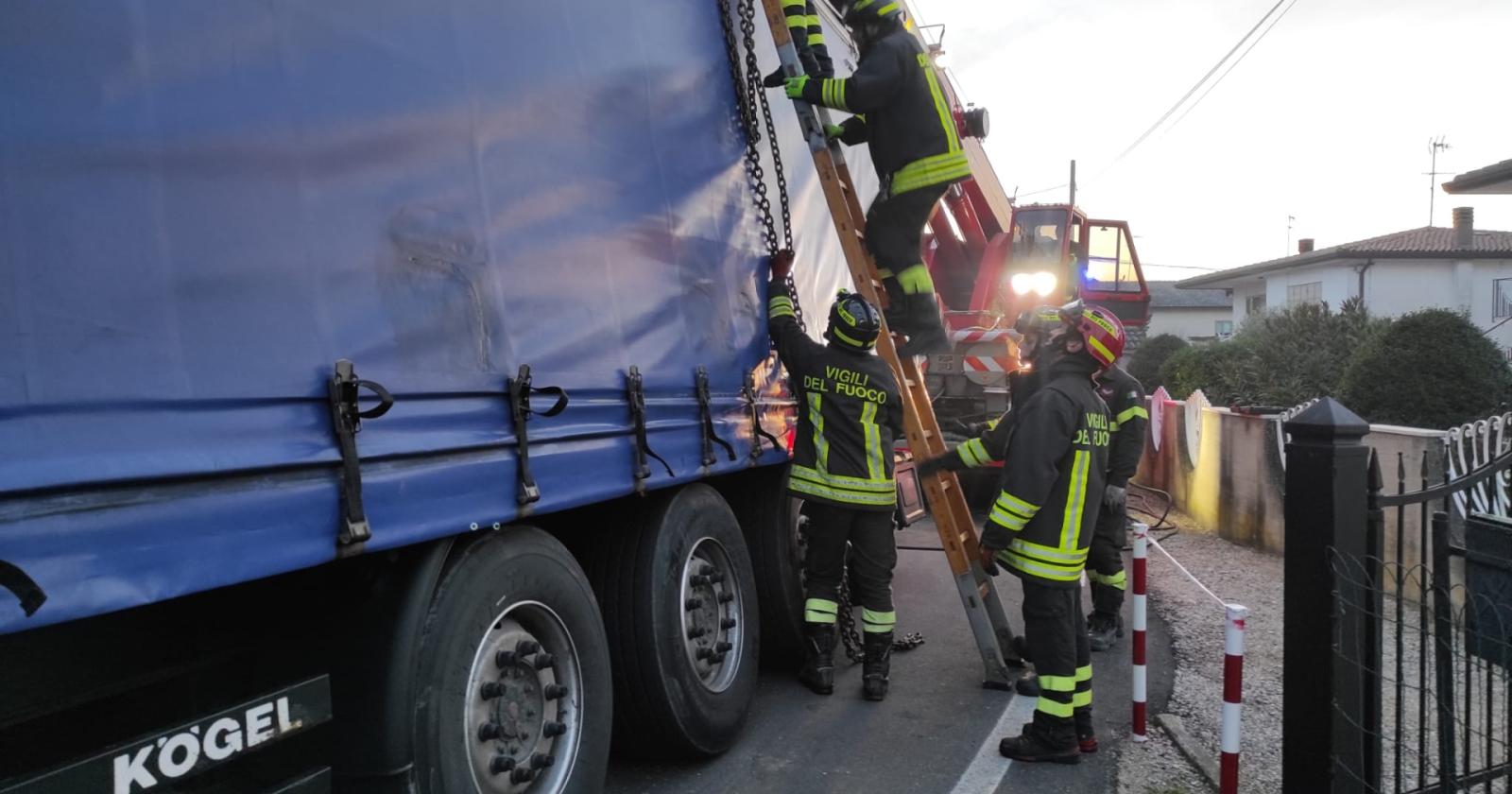 Tir carico si incastra nella via, lo liberano i pompieri