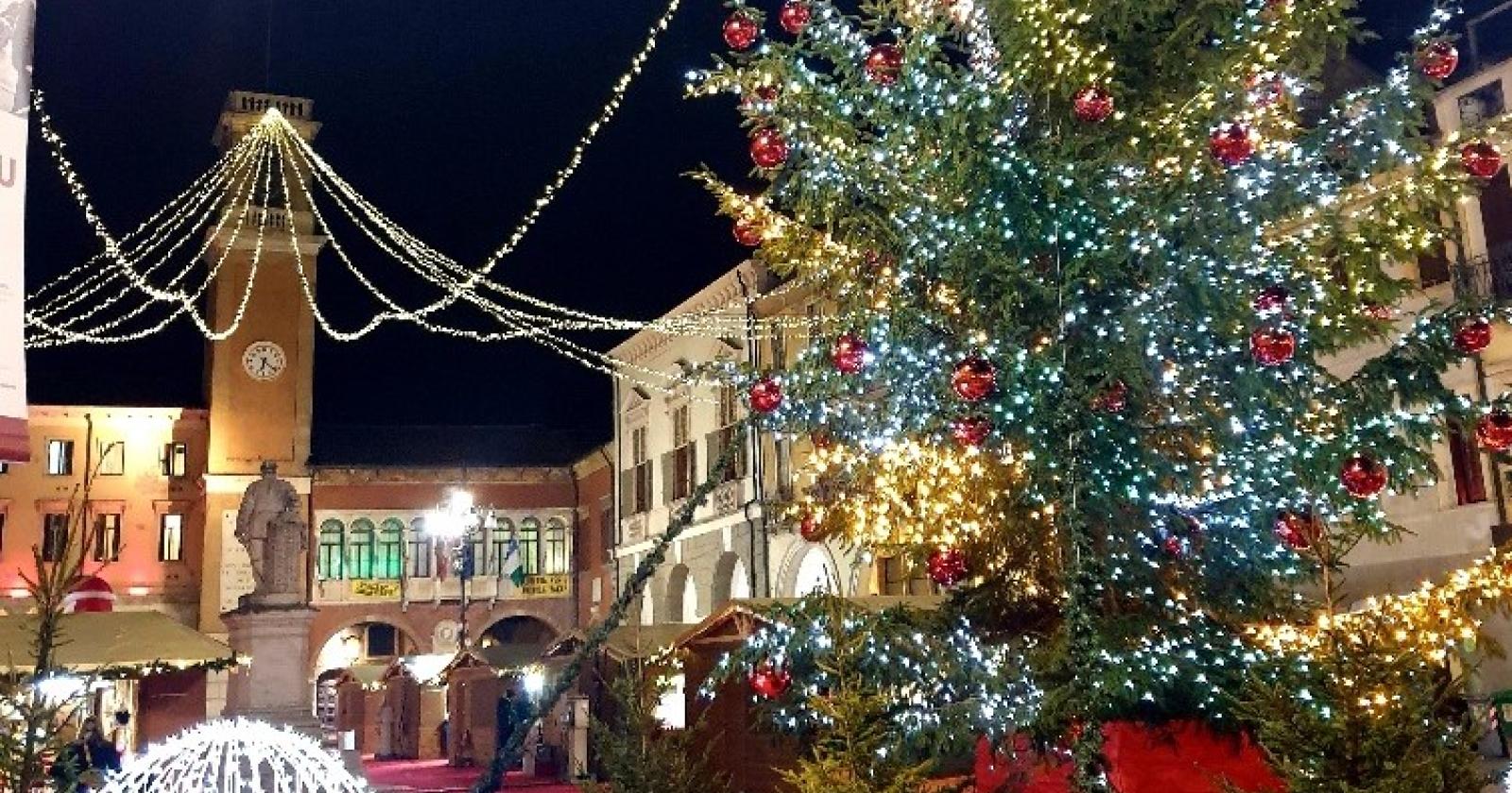 L'atmosfera delle festa, tra mercatini e Torre Donà 