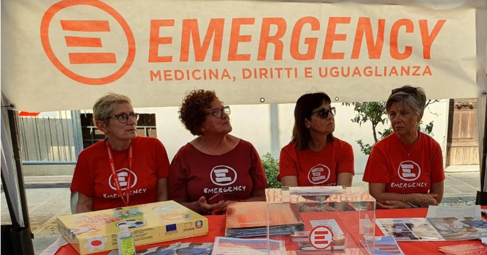 I volontari di Emergency in piazza con i panettoni