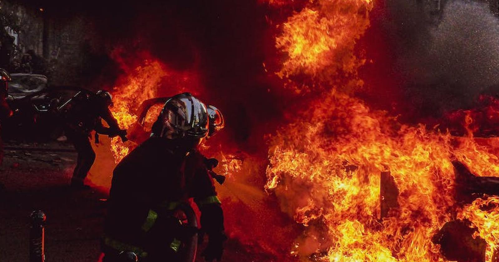Dà fuoco a un’auto per vendetta