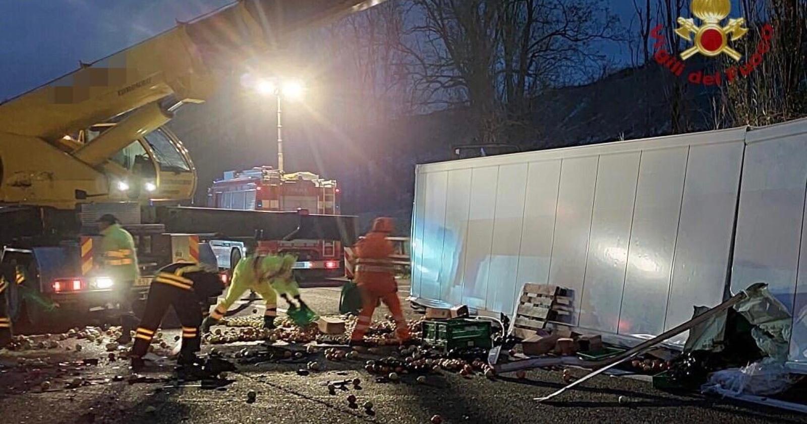 Tir perde un carico di mele in A22