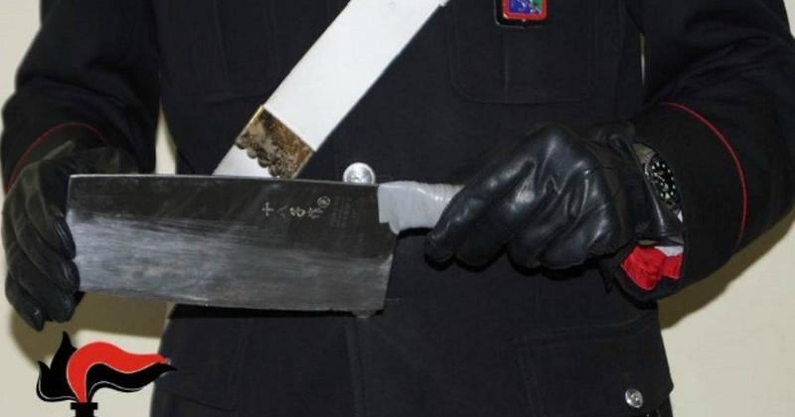 Ubriaco con la mannaia in strada, due feriti