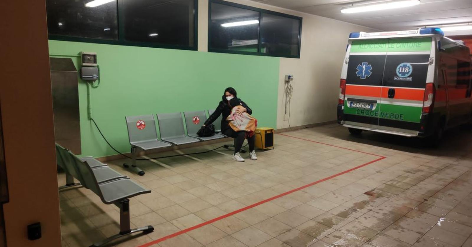 Bimbo con la febbre aspetta fuori dal Pronto Soccorso