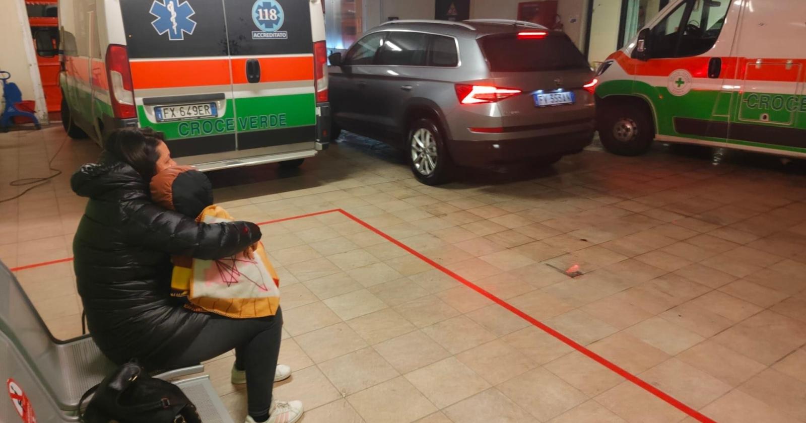 Bimbo con la febbre aspetta fuori dal Pronto Soccorso
