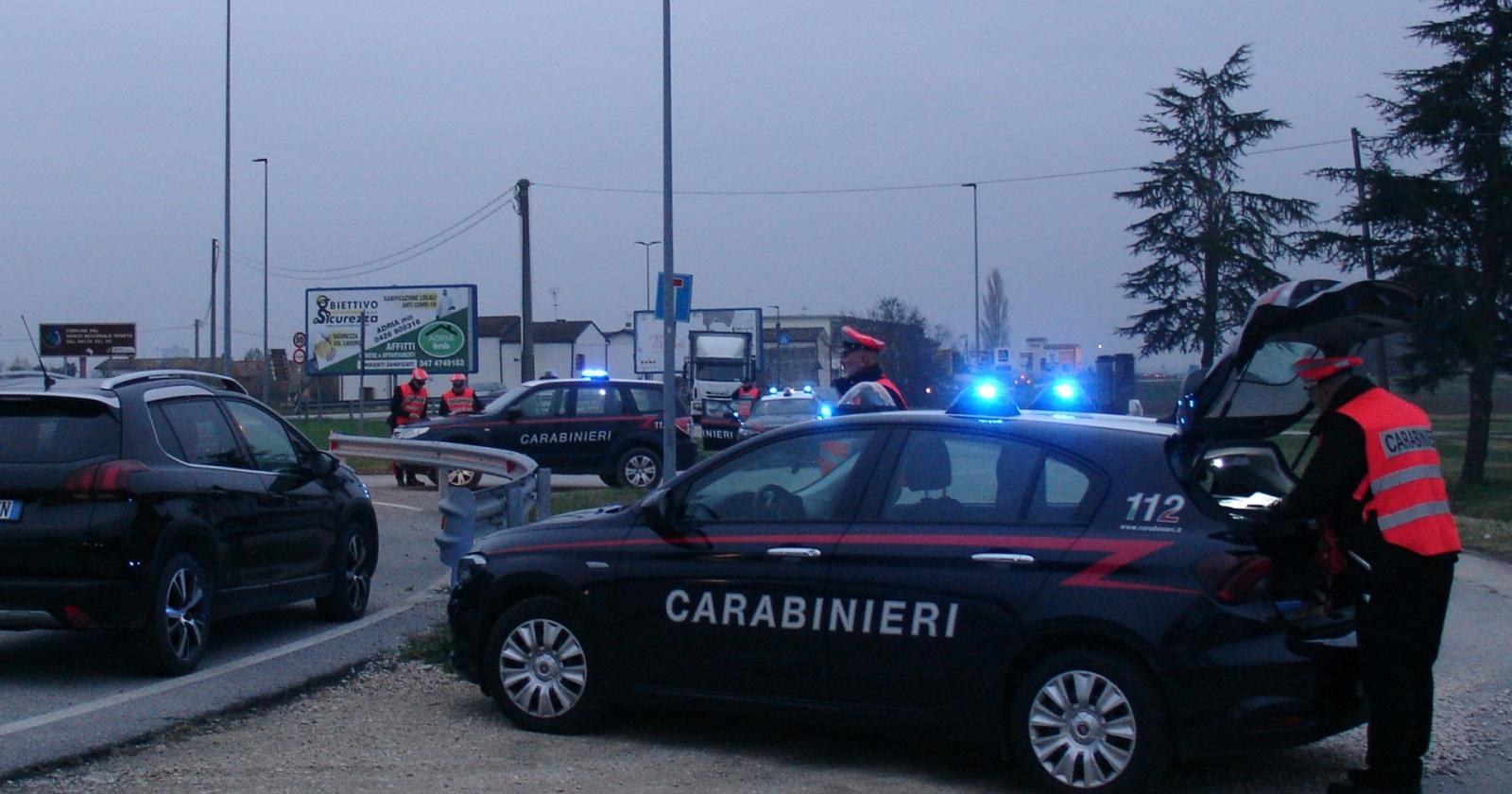 In macchina con gli arnesi da scasso: denunciata una coppia