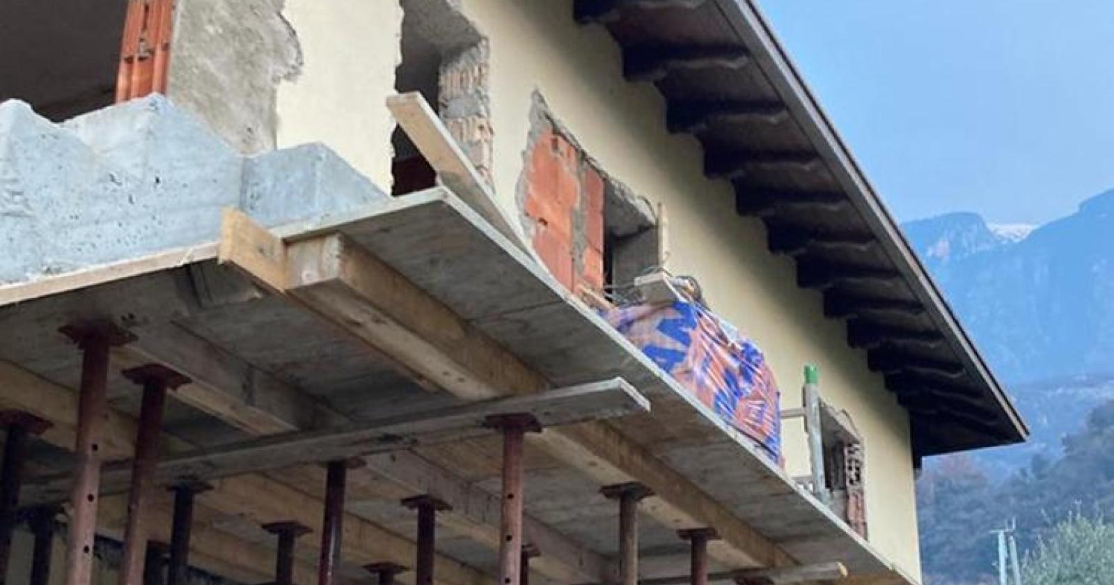 Muore cadendo da una impalcatura