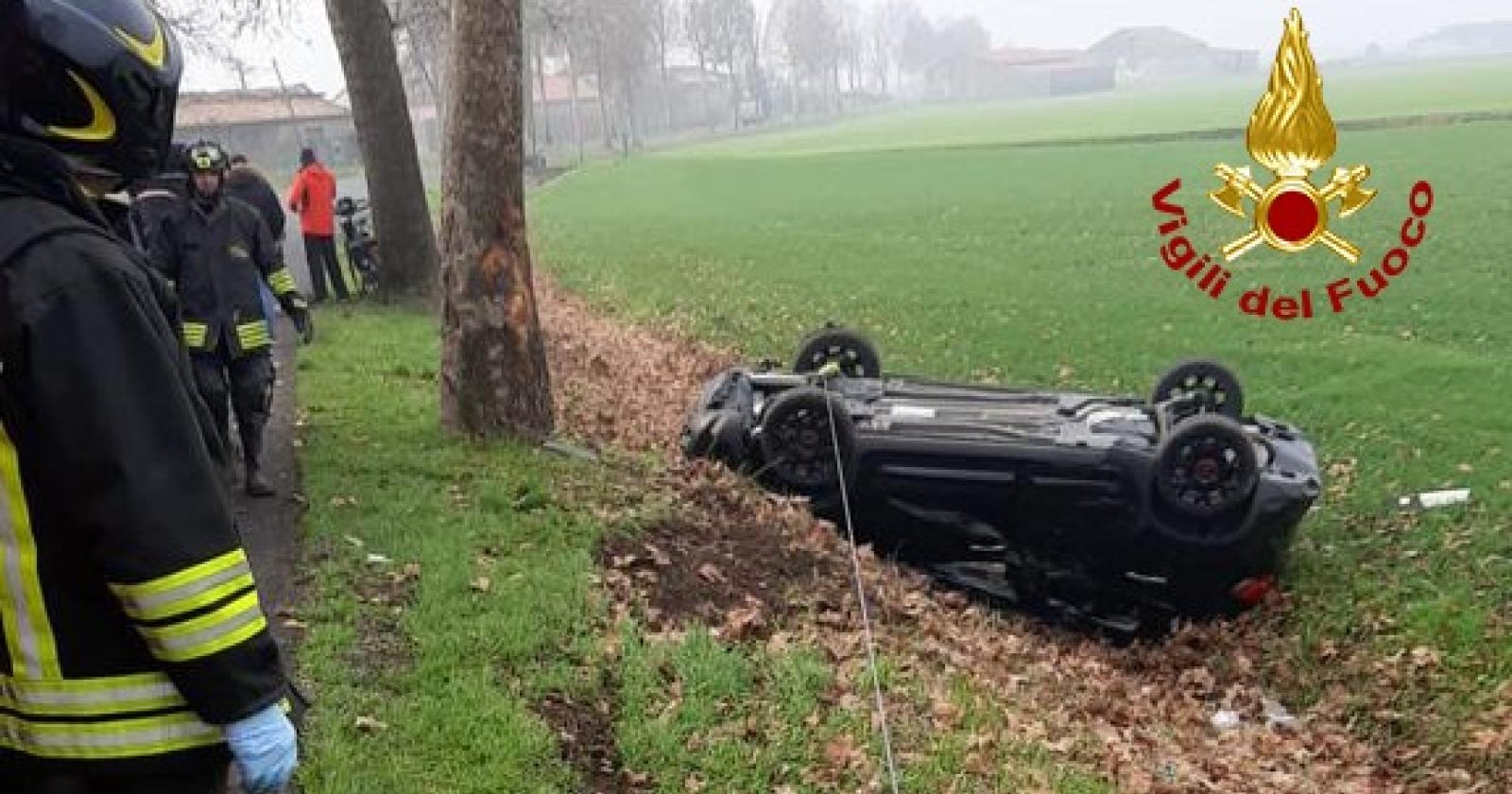 Schianto, parroco estratto dall'auto capovolta