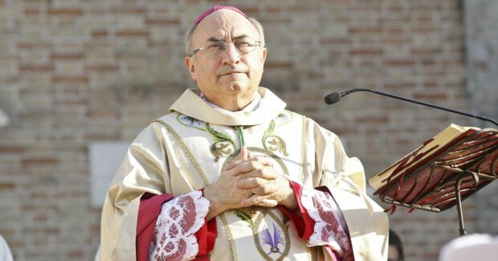 Punta male la sveglia, il vescovo "salta" la messa di Natale