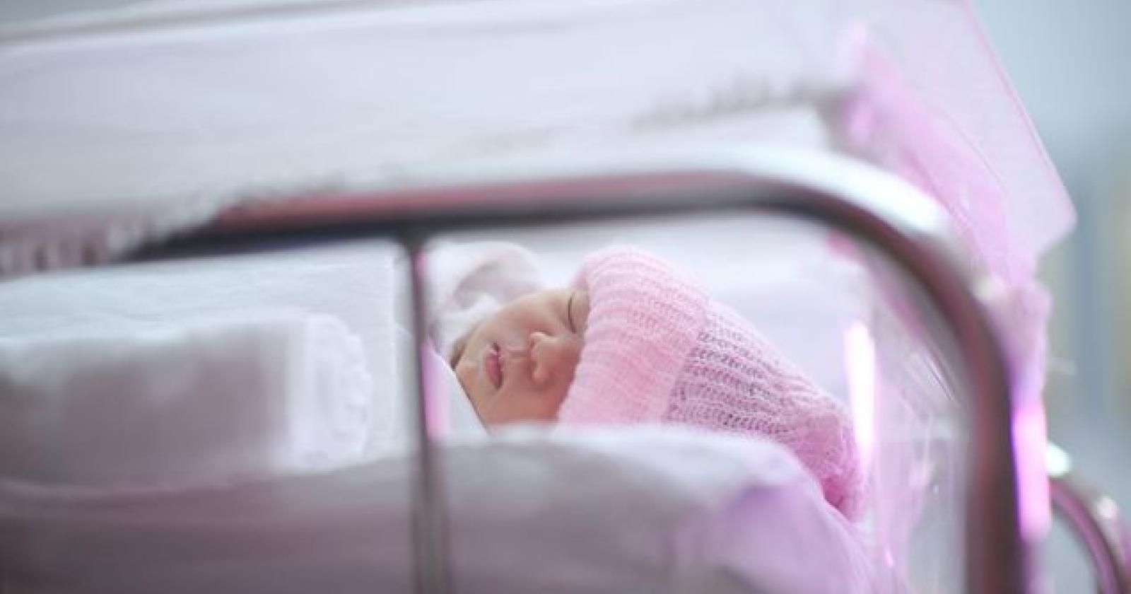 Lascia il neonato in ospedale: "Non posso mantenerlo"