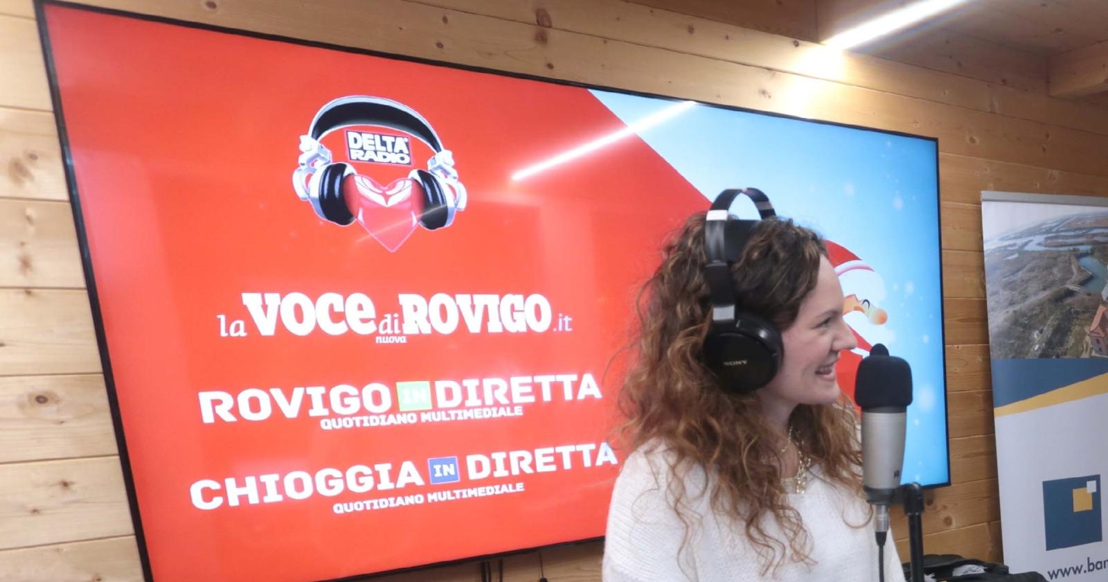 La "casetta di Delta Radio al Mercatino di Natale di piazza Vittorio Emanuele, a Rovigo
