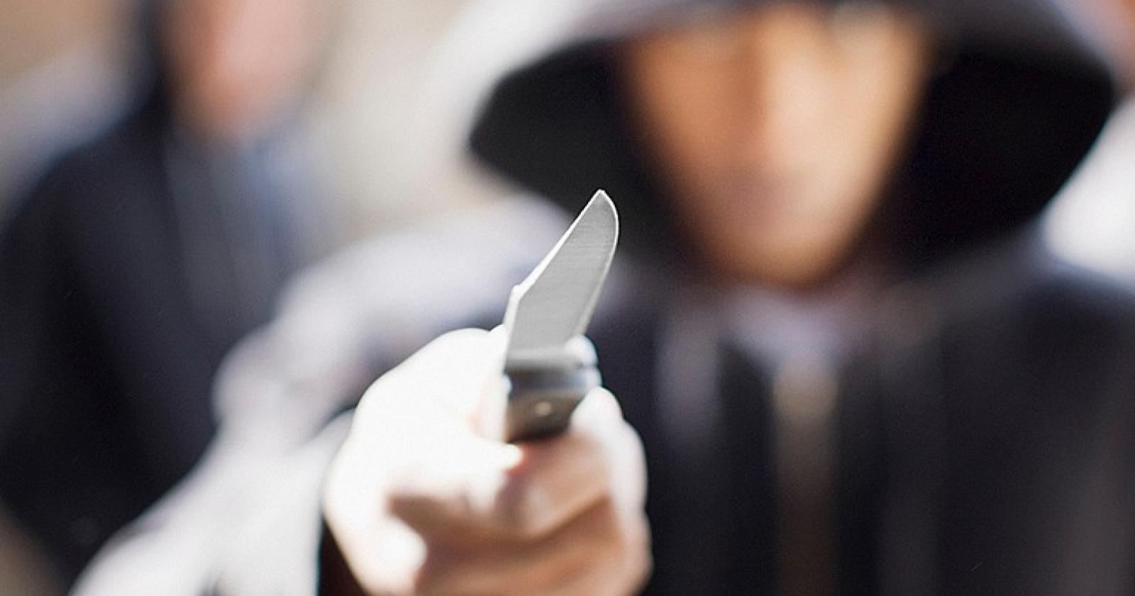 Ragazza minaccia i passanti col coltello, poi aggredisce i vigili: arrestata