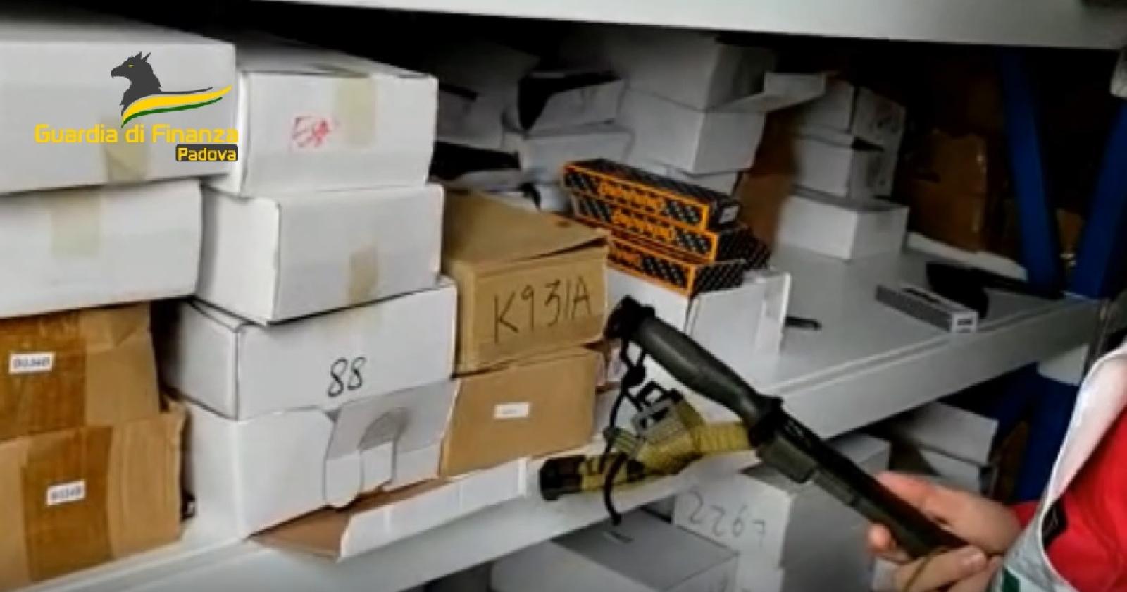 Sequestro choc, 10mila pugnali e spade