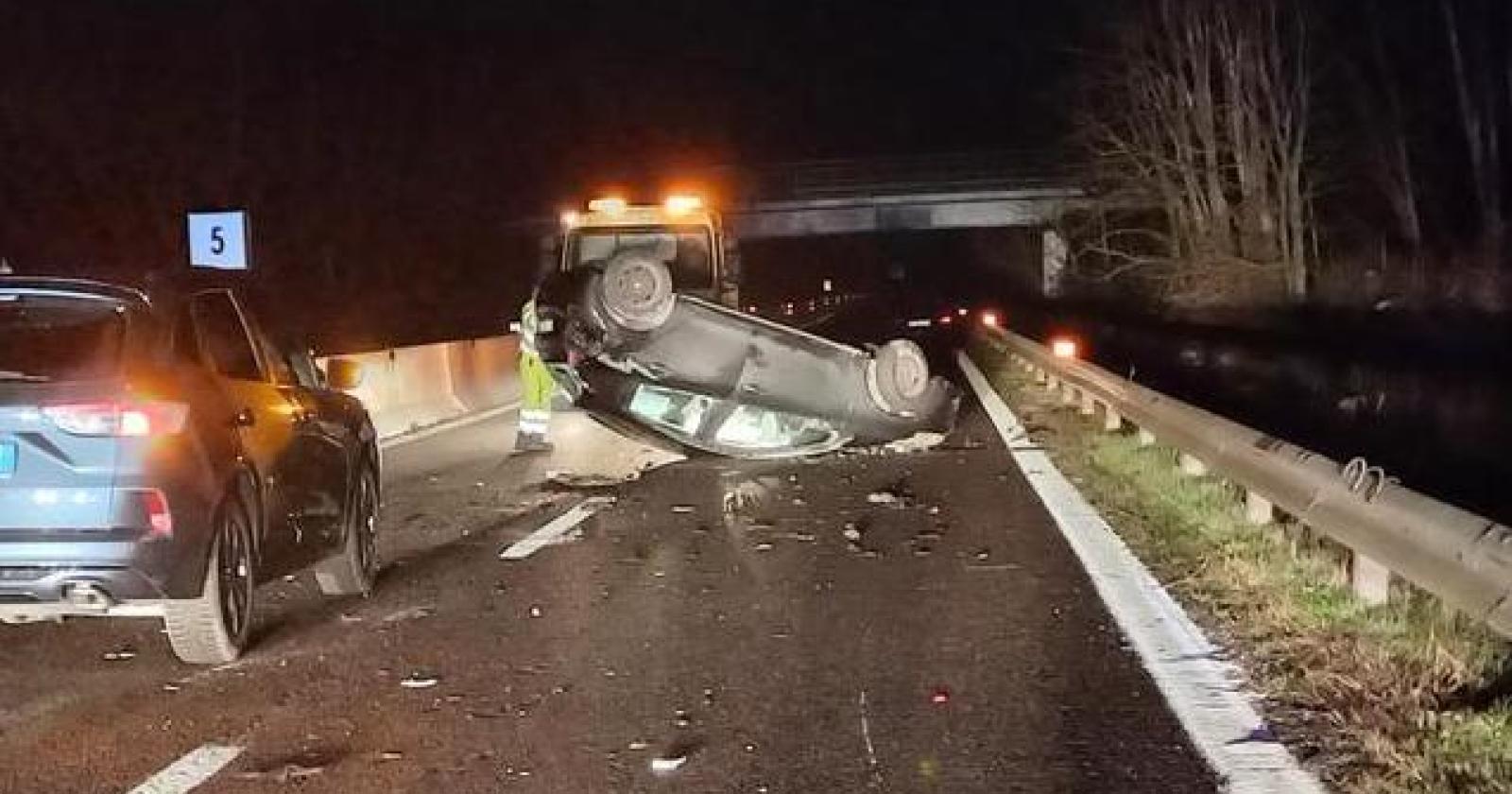 Cerca da mangiare mentre guida, l'auto si ribalta