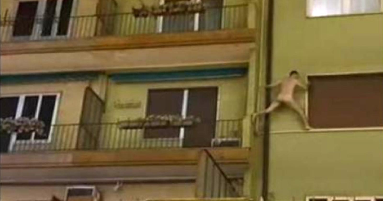 Il marito torna, l'amante fugge nudo tra i balconi