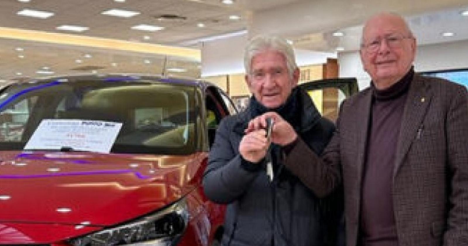 Entra in negozio, vince un'auto