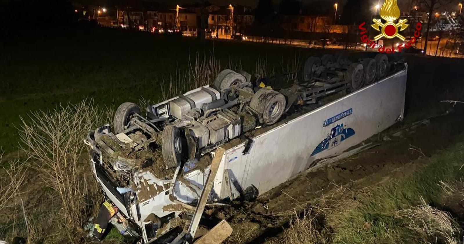 Camion si ribalta, estratto l'autista