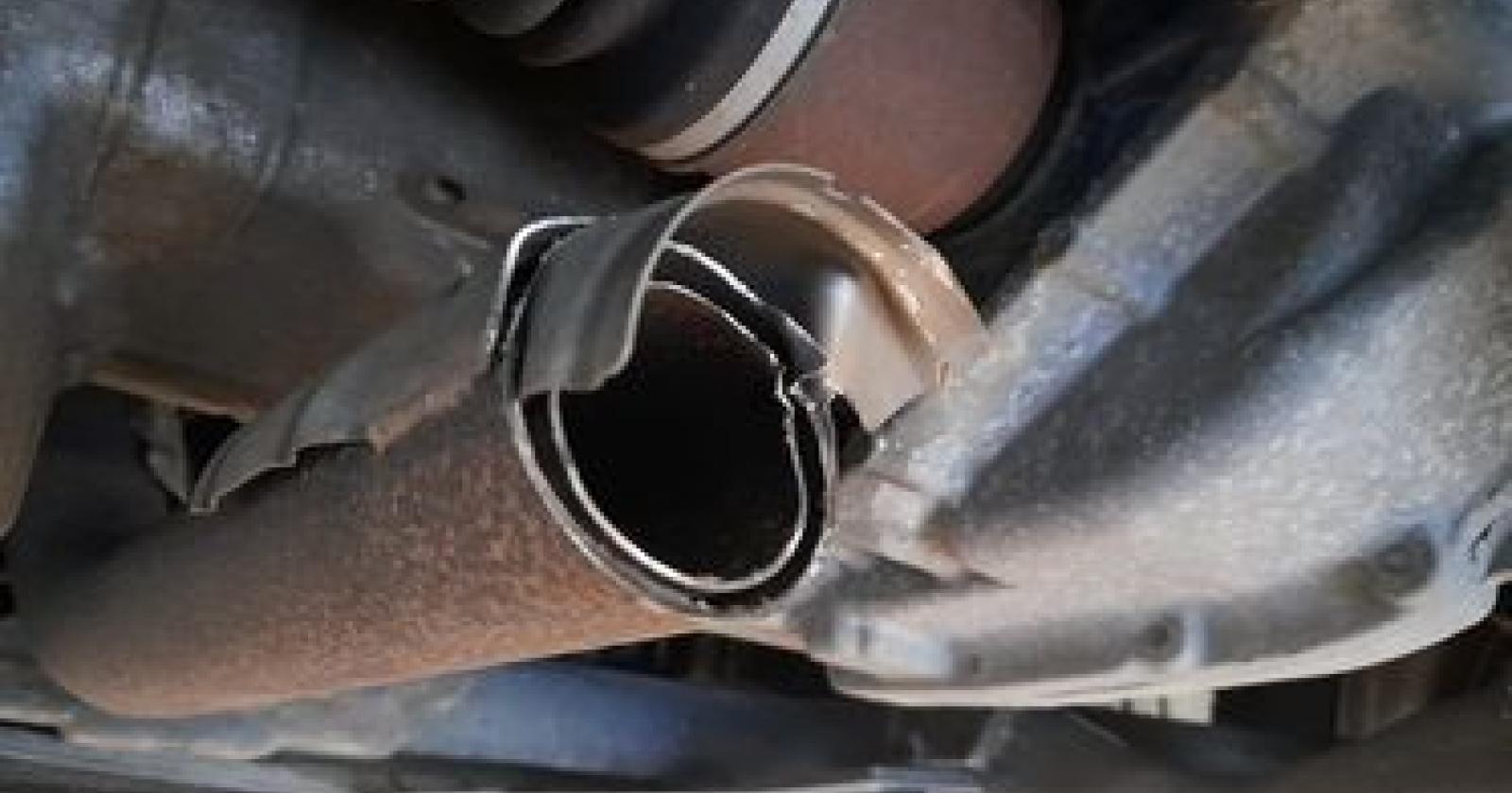 I ladri fanno a pezzi le auto e prendono i catalizzatori