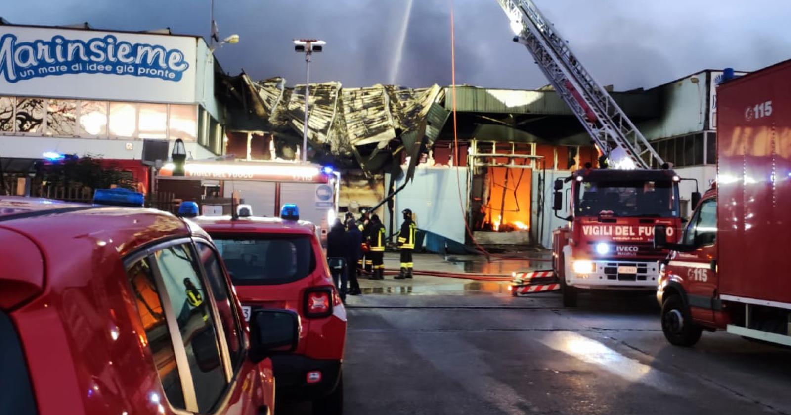 Azienda divorata dalle fiamme: “Un dramma, il prefetto in campo”