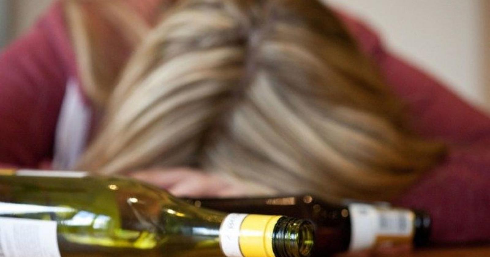 Ragazzina in coma etilico, barista a processo