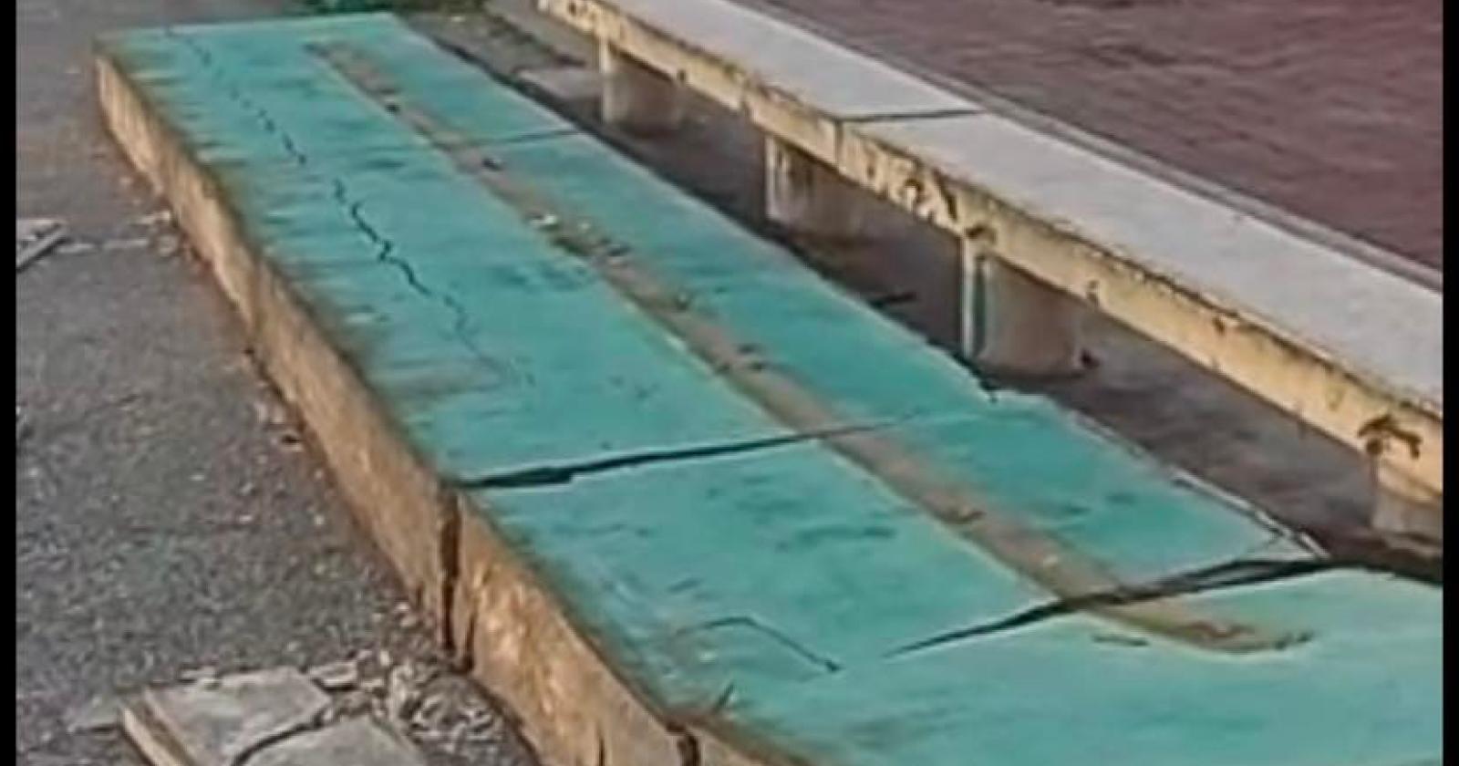 Vandali abbattono il muro della scuola: "Caccia agli autori"