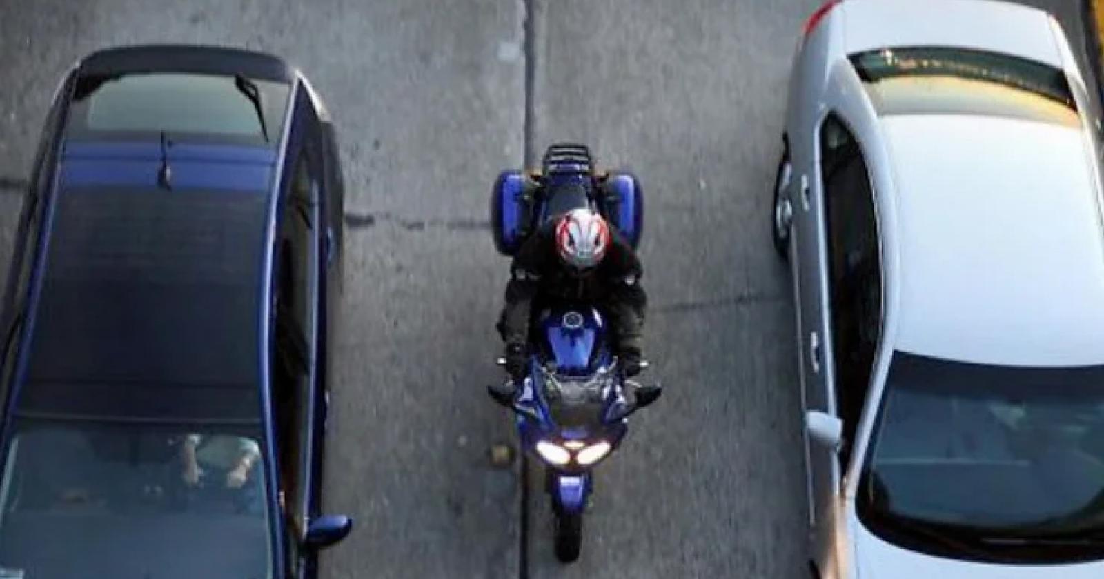 Una moto può superare le auto incolonnate?