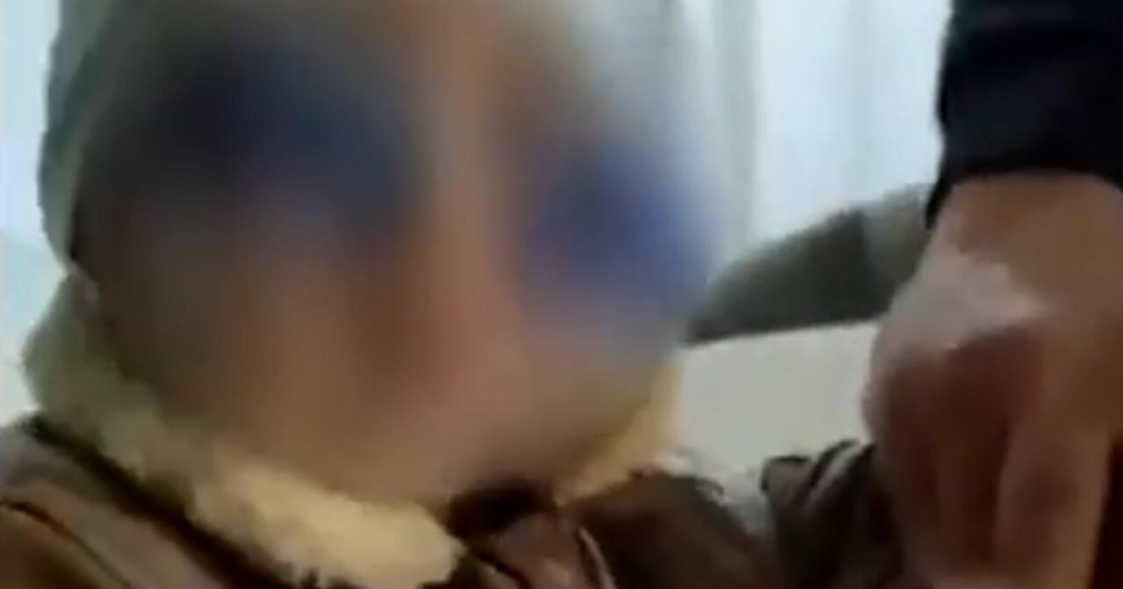 Agghiacciante: vestono il bimbo come il boss