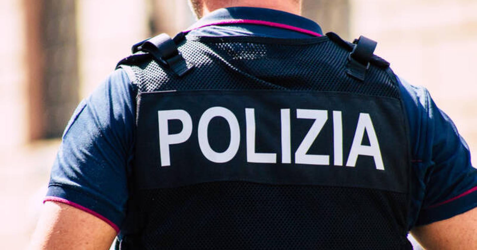 Si vestiva donna: lo licenziano, il poliziotto sarà risarcito
