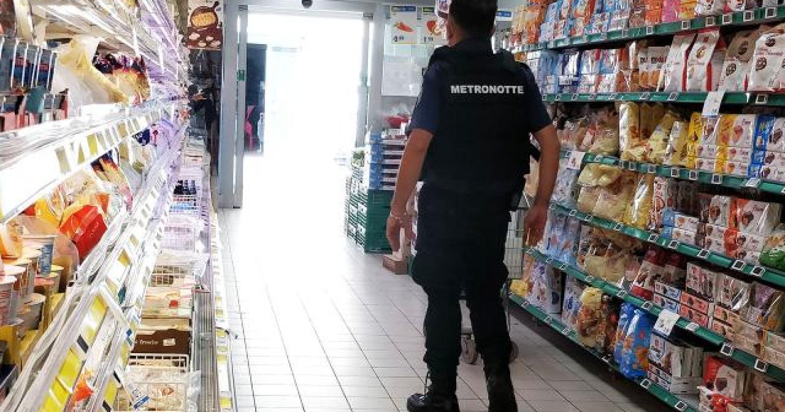 Vigilantes del supermercato ruba tra gli scaffali