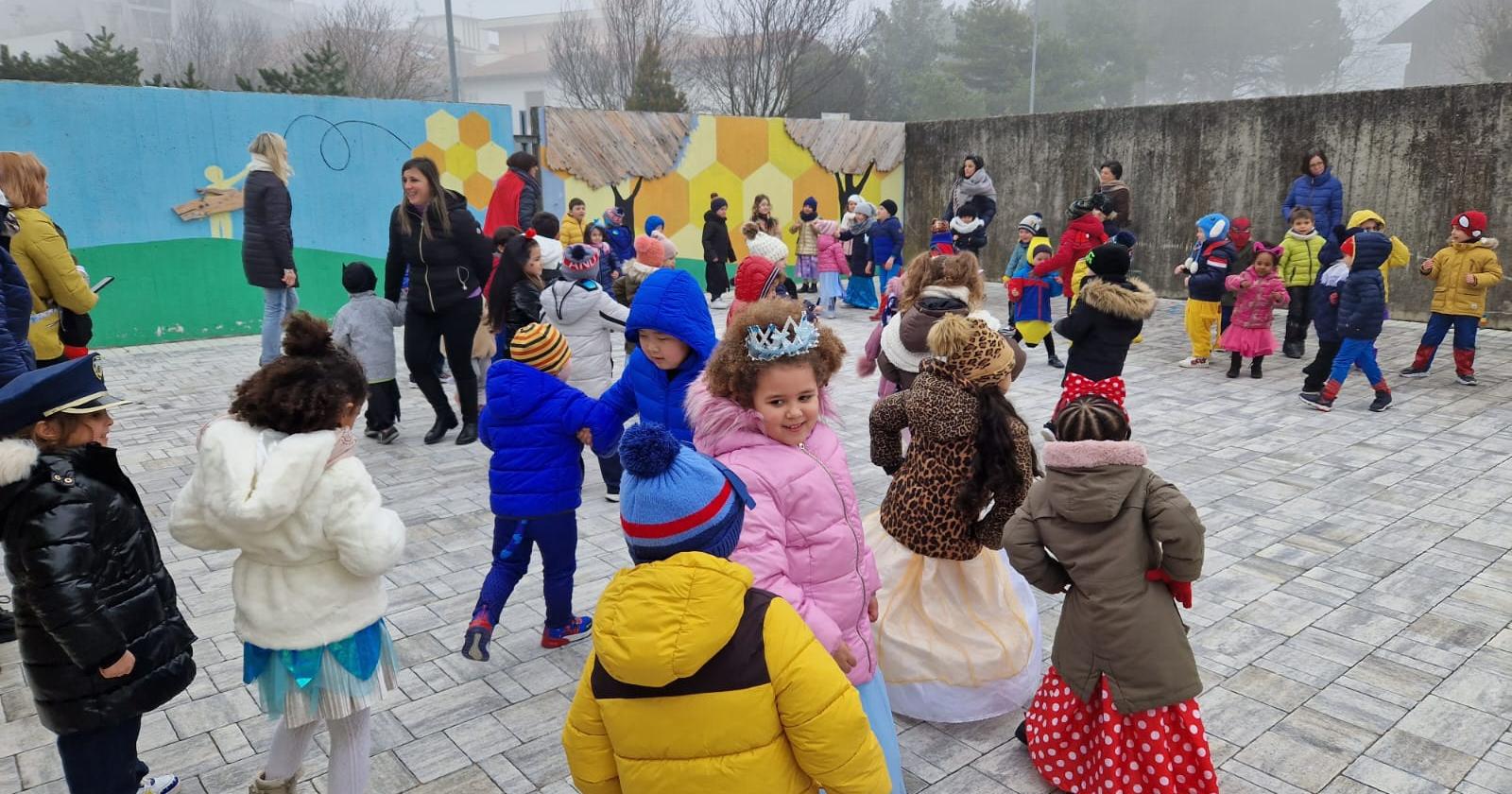 I bambini festeggiano il Carnevale in piazza