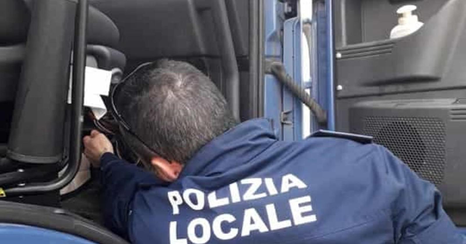 Bloccato tir con carte clonate, senza assicurazione e revisione
