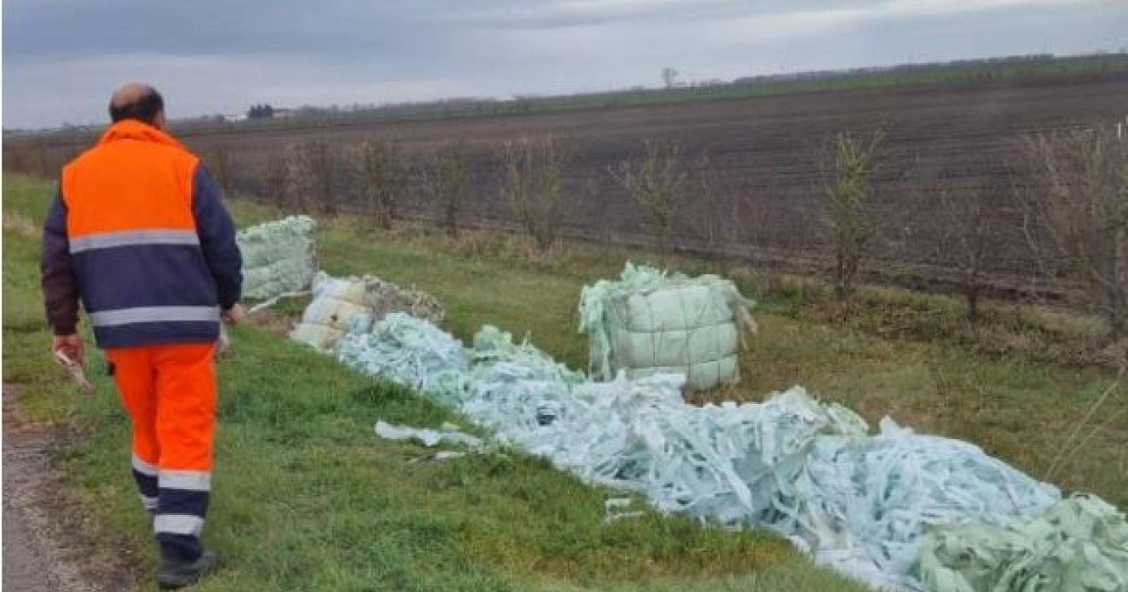 Una distesa di rifiuti tessili abbandonati lungo il canale