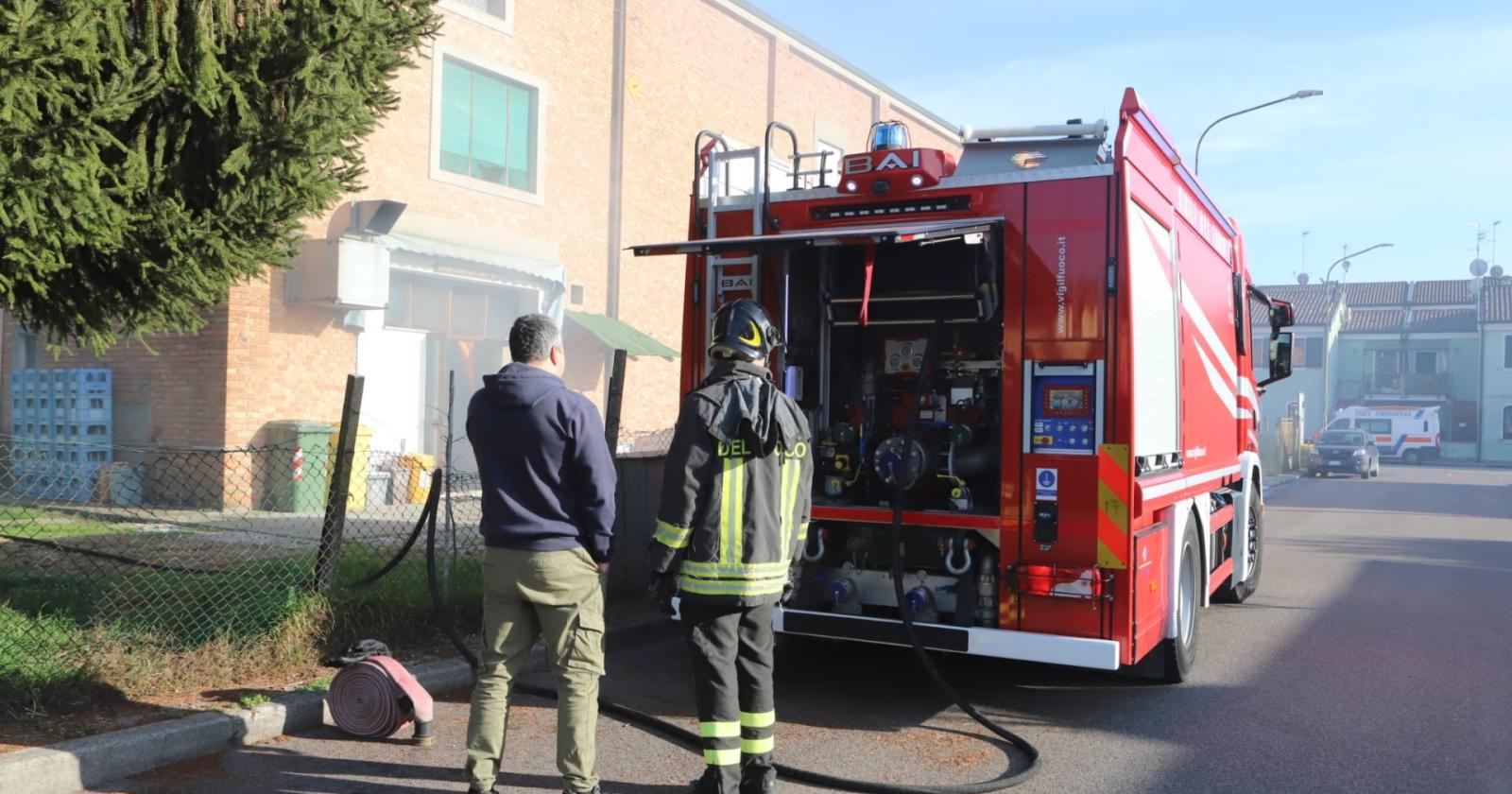 Fiamme in sacrestia, paura in pieno centro