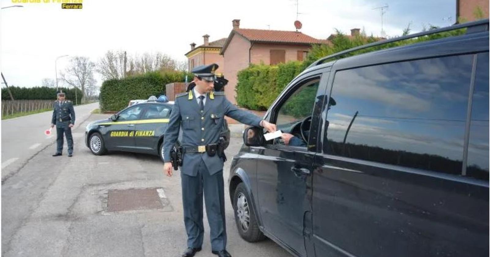 Taxi abusivi ai Lidi, portavano i ragazzini in disco