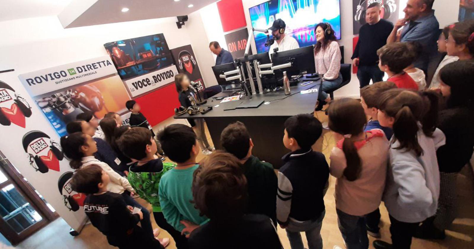 Piccoli studenti crescono: la visita alla Voce e in radio