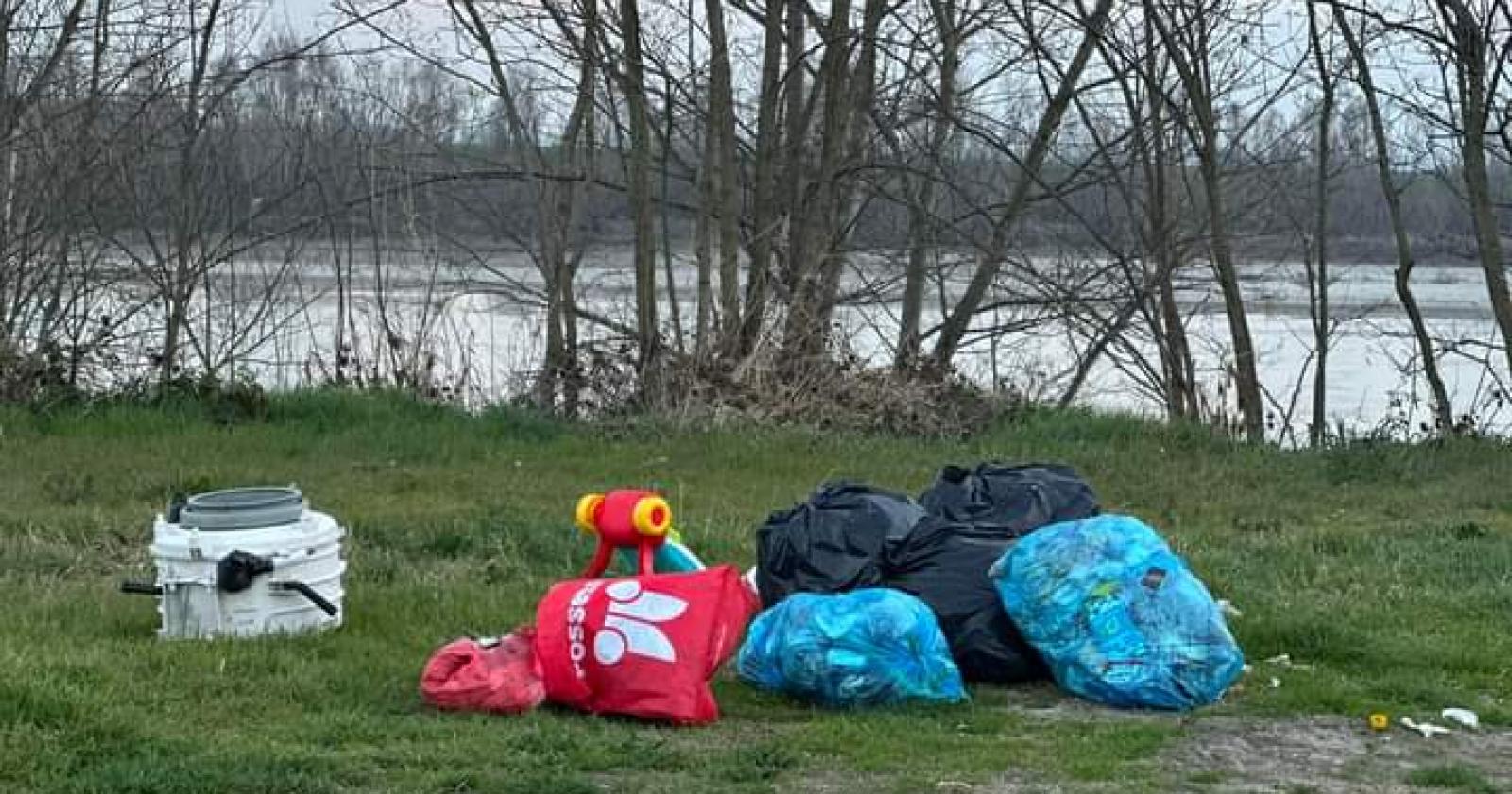 Di notte, trasformano l'argine in una discarica
