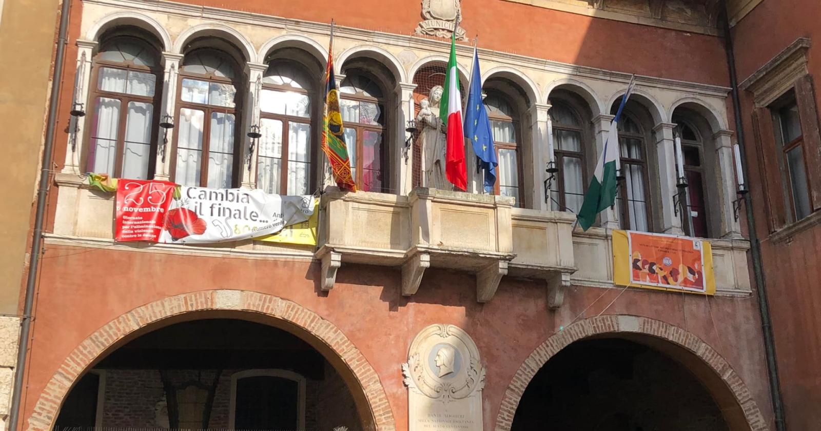 Troppi manifesti, interviene la Soprintendenza
