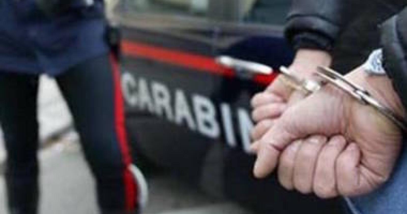 Ubriaca in fuga si scaglia contro i militari
