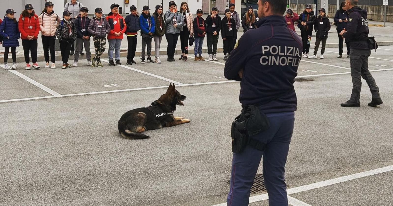 Studenti a tu per tu con i cani poliziotto