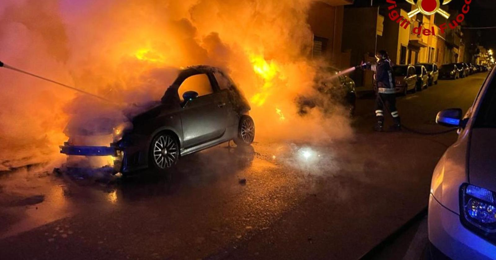 Auto a fuoco nella notte, incendio doloso
