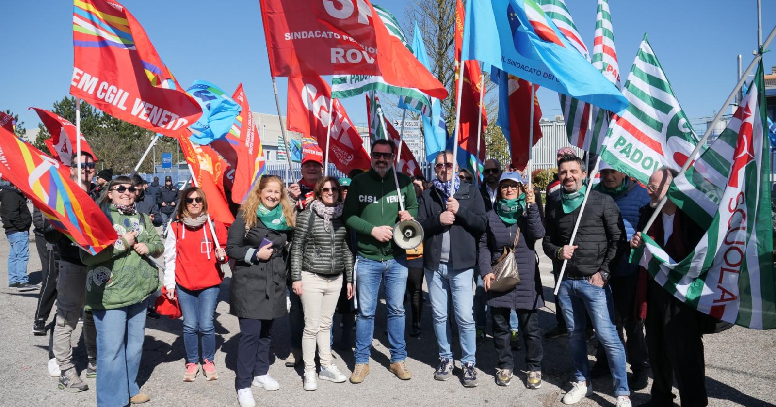 In sciopero per difendere la collega licenziata