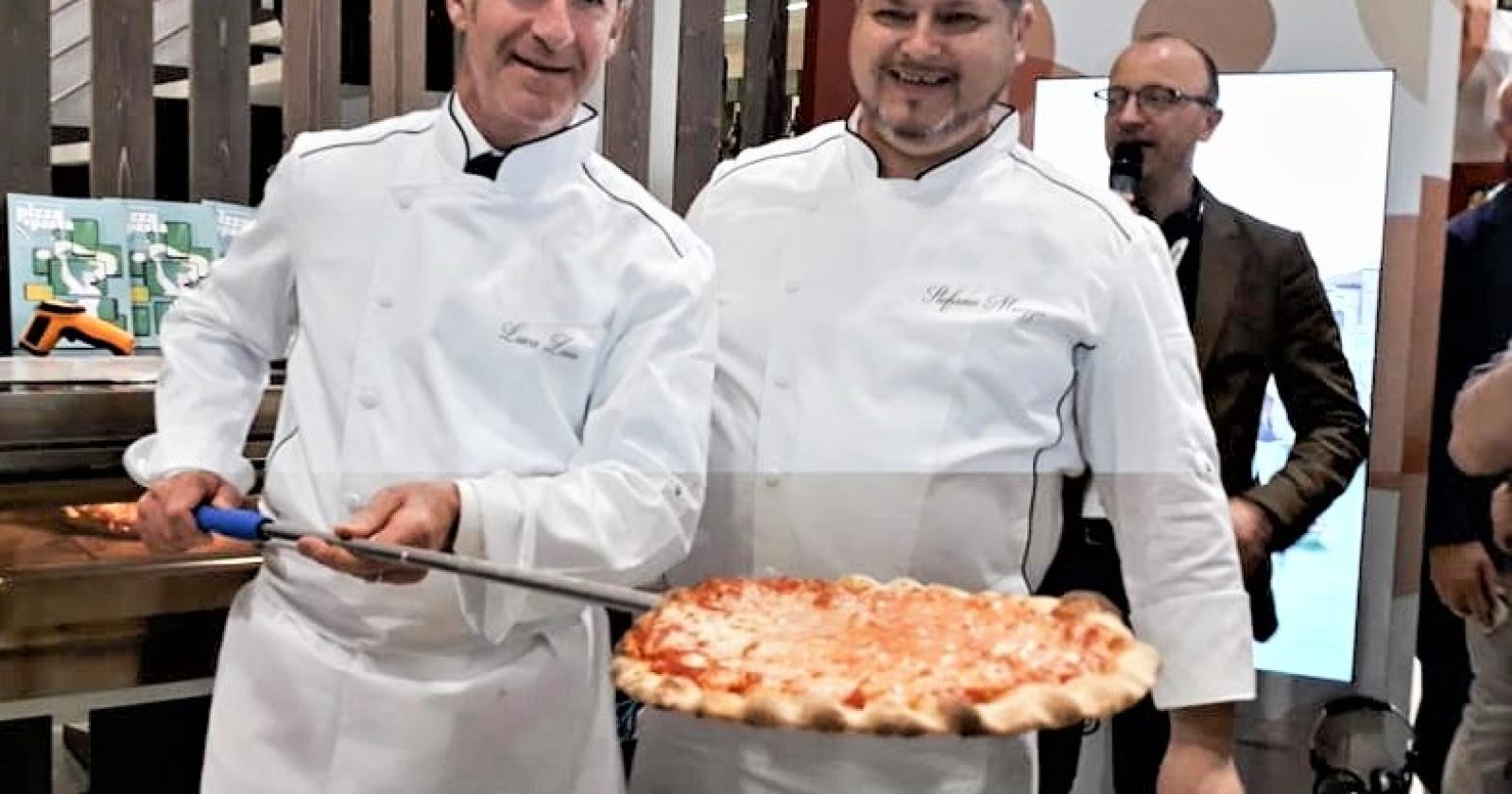 Luca Zaia inforna la pizza "Leon di San Marco"