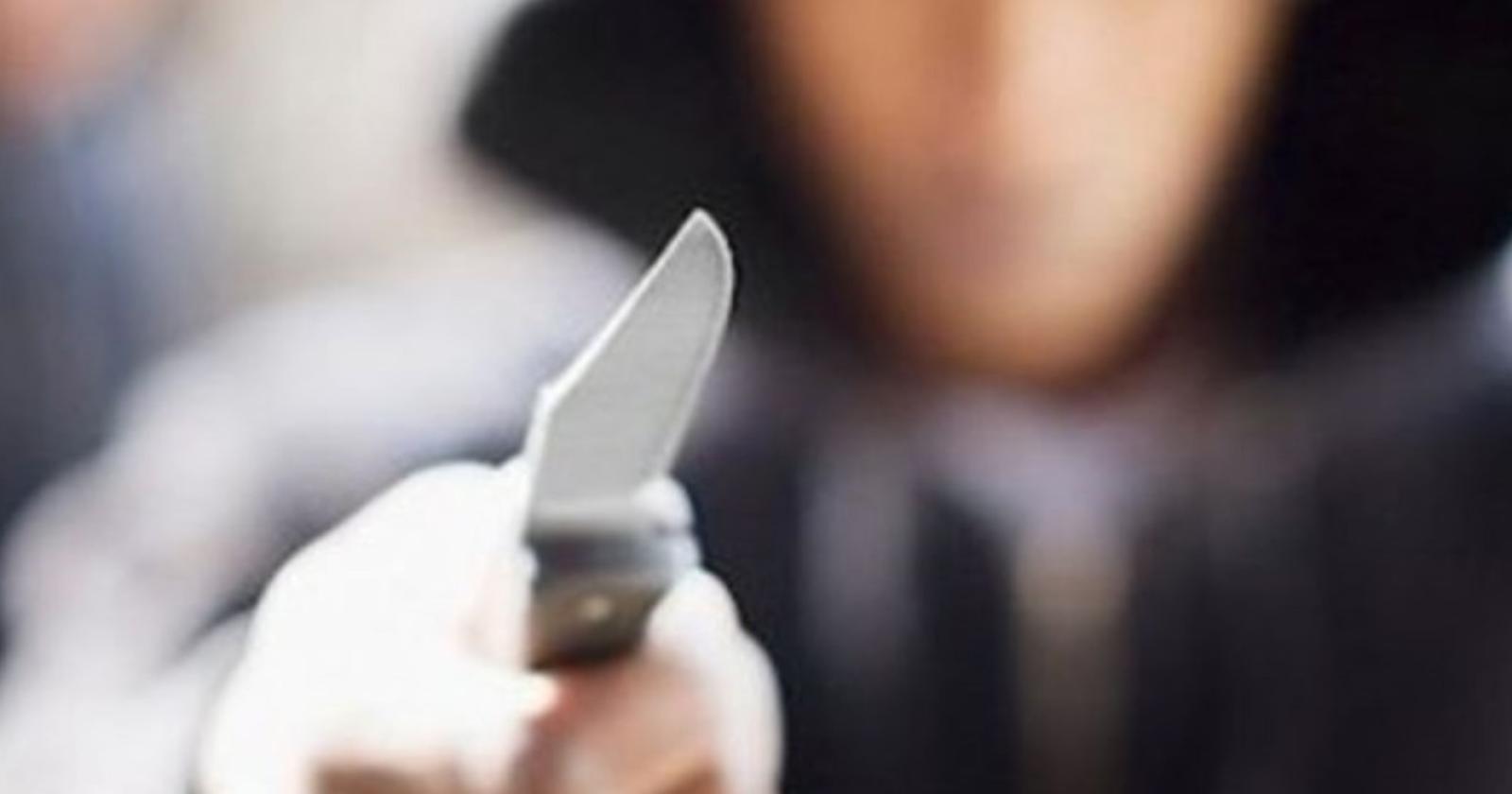 Coltello in mano, rapina la farmacia poi scappa in bicicletta