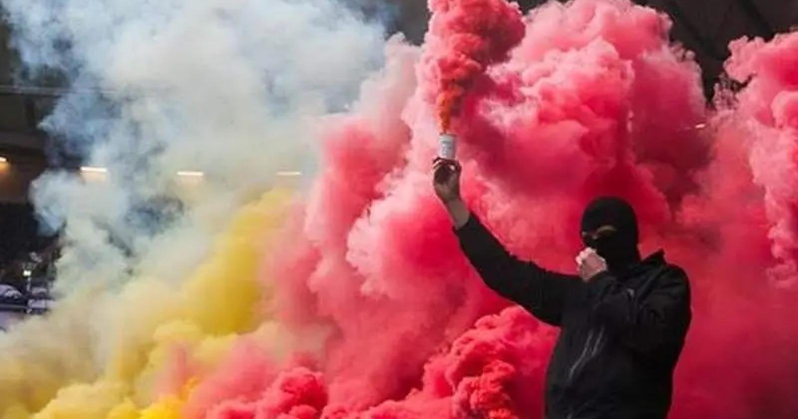Fumogeni allo stadio, ultras denunciati e daspati