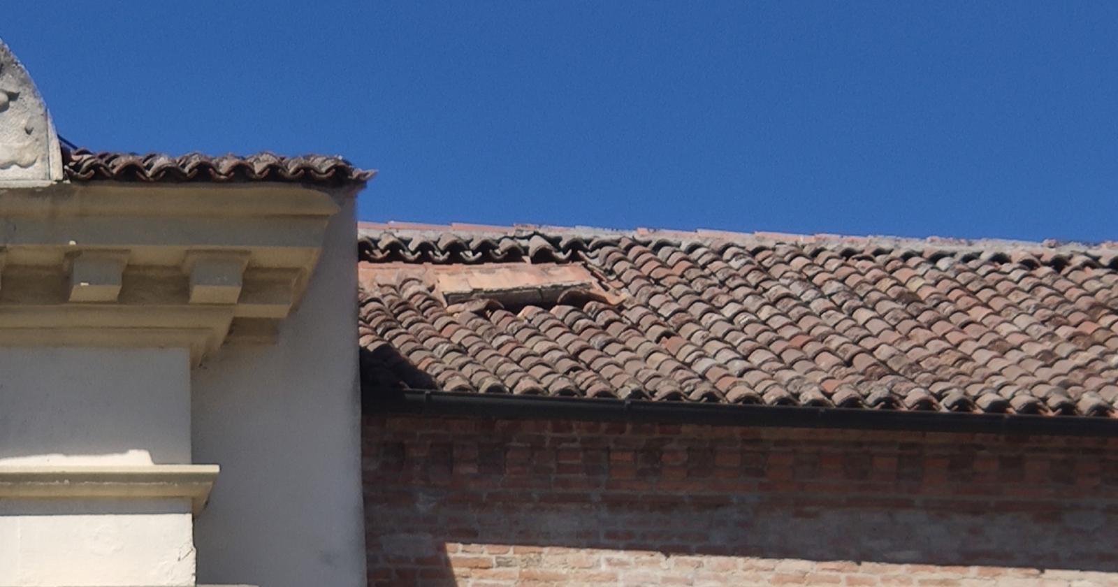 Cede il tetto della chiesa: "Intervenire subito"