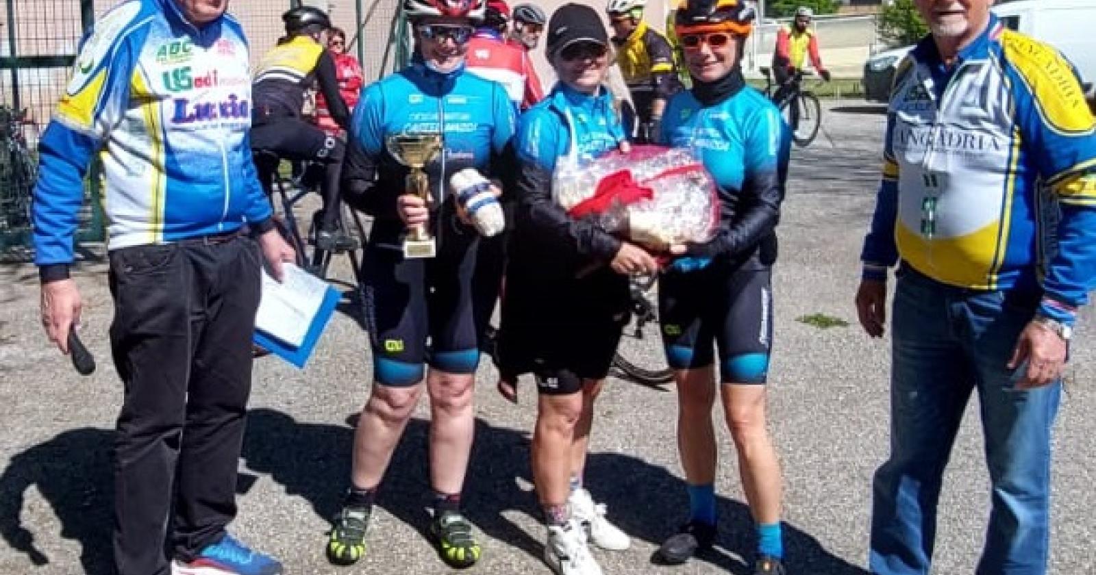 Un centinaio di ciclisti sulle strade della Storia
