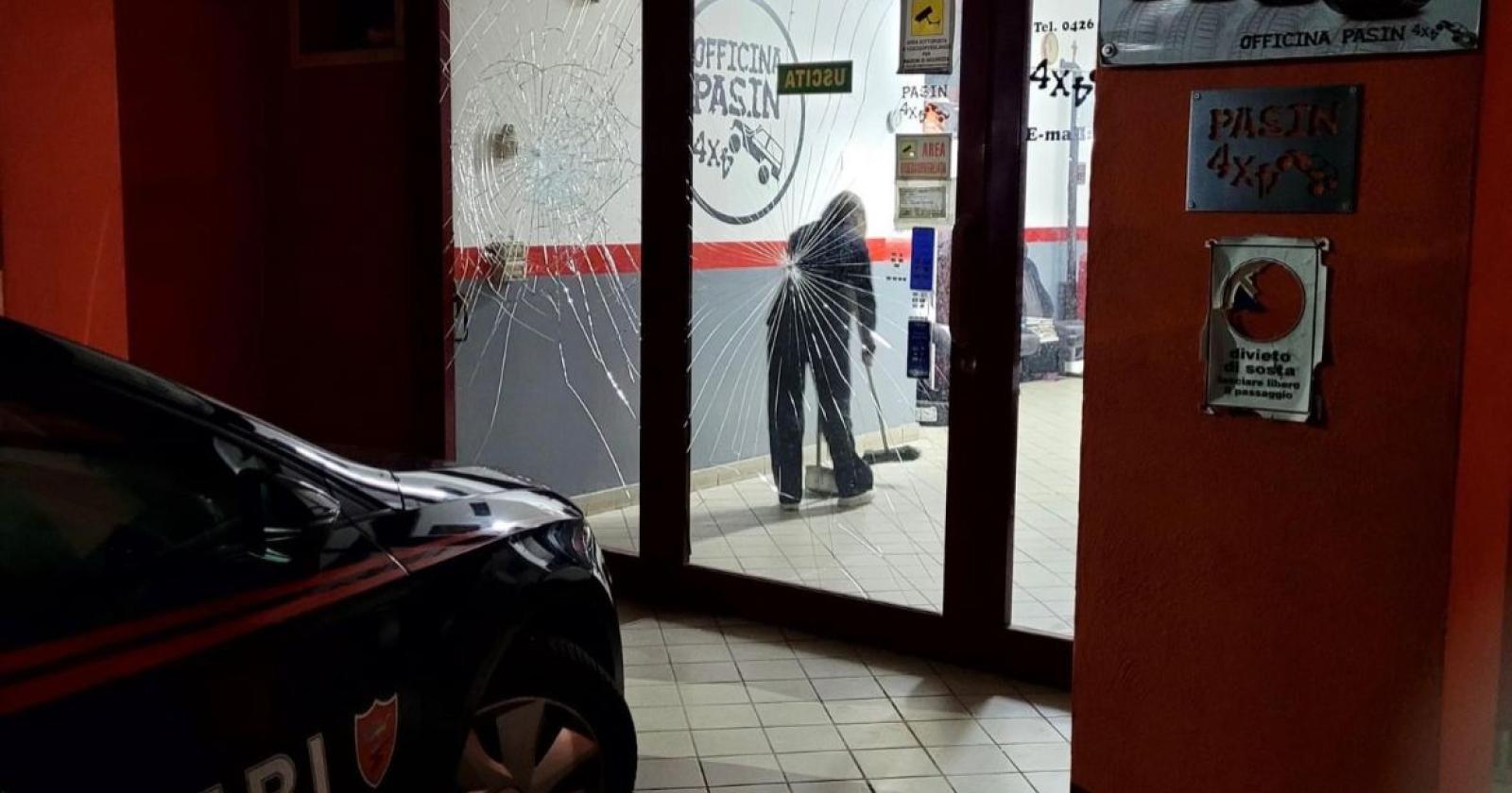 Assalto all'autofficina al grido di "Allah akbar"