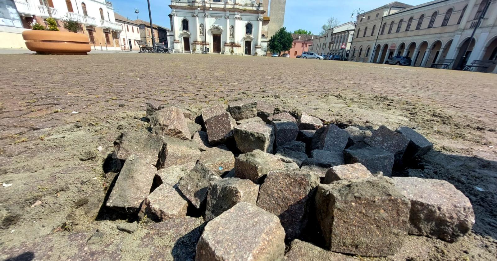 Attacco alla piazza, idioti all'opera